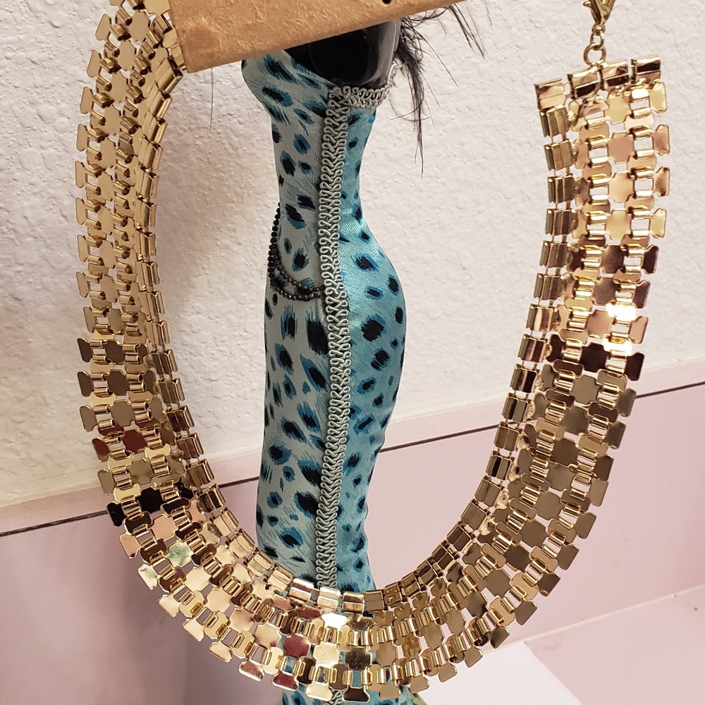 Shiny Gold Fashion Necklace - Picture 3 of 4